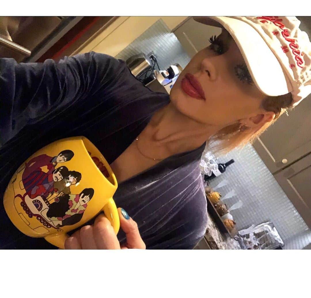 のインスタグラム：「Nighty night ✌🏻❤️✨ love to you all」