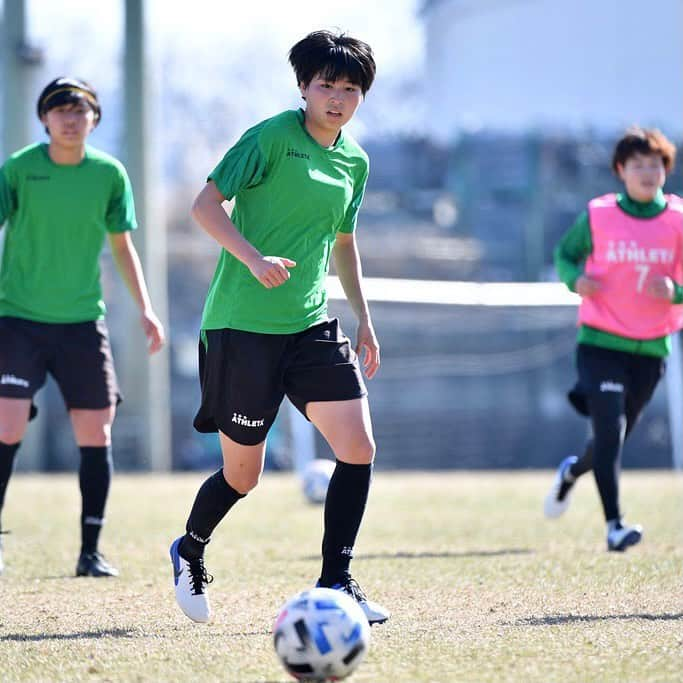 東京ヴェルディさんのインスタグラム写真 - (東京ヴェルディInstagram)「本日のトレーニングの様子をお届け⚽️💚﻿ ミニゲームでは笑い声と叫び声（?!）が混ざった、ベレーザらしい雰囲気で行われました。﻿ 楽しげな雰囲気でも負けず嫌いな女王たちは、それぞれに指示を出し合ったり、悔しがったり、これからの新シーズンに期待が膨らむ光景でした。﻿ プレシーズンまで少し時間はありますが、日々強くなっていく2021年の女王たちの姿をお届けしていきます。﻿ ﻿ ﻿ #beleza #ベレーザ﻿ #日テレベレーザ﻿  #日テレ東京ヴェルディベレーザ﻿ #東京﻿ #tokyo﻿ #清水梨紗﻿ #岩清水梓﻿ #村松智子 #カツオ﻿ #中里優﻿ #田中桃子﻿ #遠藤純﻿ #小林里歌子﻿ #三浦成美﻿ #木下桃香」2月6日 16時22分 - tokyo_verdy