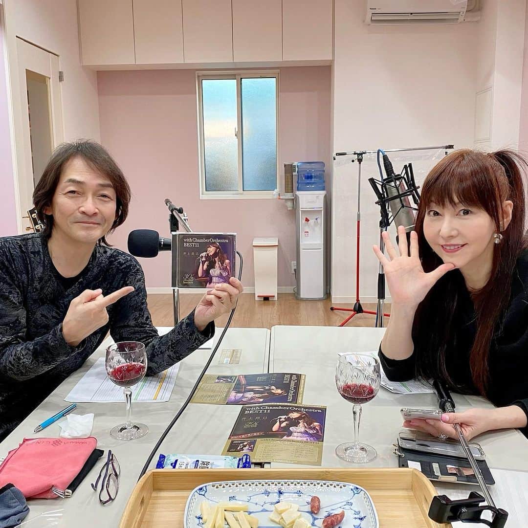 堀江淳のインスタグラム：「『堀江淳のファインミュージックアワー』ゲスト「井上昌己」 http://www.shokoland.net/  全国のコミュニティFM 60局にて絶賛放送中！ https://www.facebook.com/pages/category/Radio-Station/finemusichour/posts/  ＃コミュニティfm  ＃井上昌己 ＃ラジオ  #メモリーグラス #堀江淳  #ザベストテン #昭和歌謡  #1981年 #水割りをください  #弾き語り」