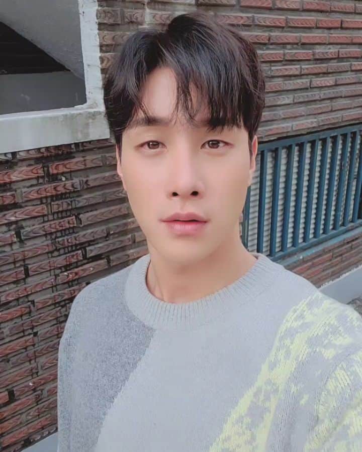 Lee Si-gangのインスタグラム：「(인터뷰중) 춥다❄⛄☃️ 덮시강  어때요?   寒い❄⛄インタービュー中」