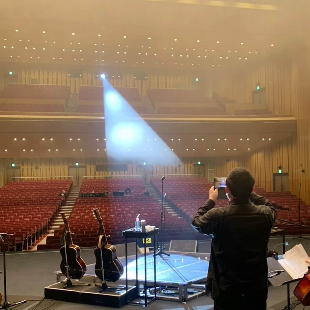 さだまさしさんのインスタグラム写真 - (さだまさしInstagram)「島根県民会館♬ まもな〜💪 振替の振替で８年振りです。  シジミでまもな〜（笑） 撮影動画はＭass@Ｍaniaのミタが、、、👀 . #島根県民会館 #さだまさし #sadamasashi #さだ工務店 #さだまさしレゾンデートル  #さだまさし存在理由  #まっさマニア #まっさマニアミタ」2月6日 16時33分 - sada_masashi