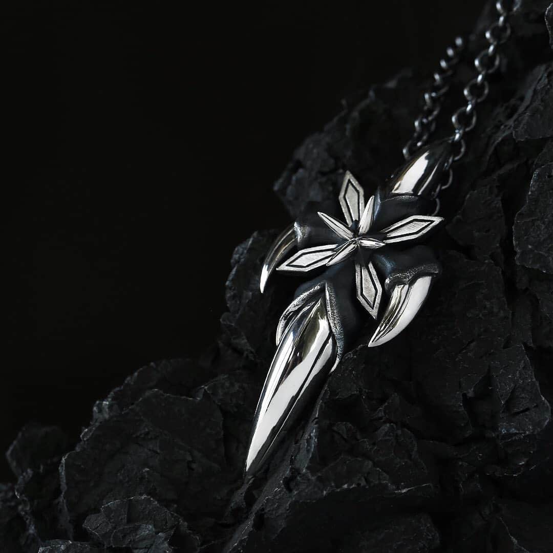 ブラッディマリーのインスタグラム：「﻿ Pendant : Vampire thron cross： ¥78,000 +TAX﻿ ﻿ ーーーーーーーーーーーーーーーーーーー﻿  #bloodymaryjewelry #bloodymary #jewelry #silver #fashion #jewelryporn #jewelrydesign #jewelrygram #accessory #accessories #silverjewelry #ブラッディマリー #シルバーアクセサリー #fashionjewelry #black #blackfashion #シルバー #アクセサリー」