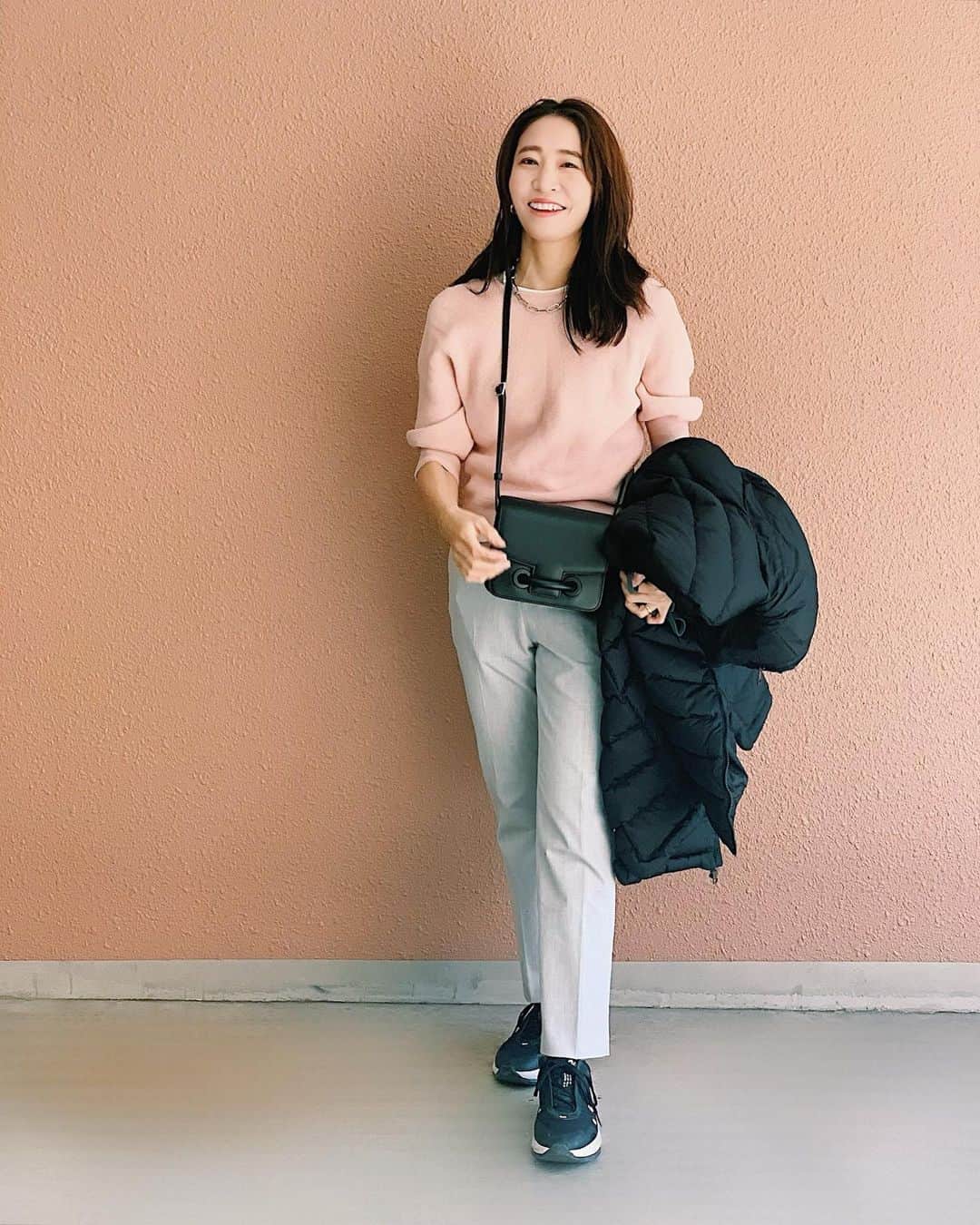 鈴木優美 のインスタグラム：「春が近づくとpinkが着たくなる🌸 でも実は #上下ユニクロ ！笑 . knit,T-shirt,pants @uniqlo_jp #uniqlo #ユニクロ  bag @vasic_japan #vasic #ヴァジック  sneaker @niketokyo #nike #ナイキスニーカー  necklace @saki_felice  pierces @ronhermanjp #ronherman #ロンハーマン  outer @moncler #moncler #モンクレール  . . カジュアルアクセはシルバーで揃えました♪ @sakiii049 ちゃんのネックレス可愛い☺️❤︎ . . . . . . #ピンクニット #ピンク #上下ユニクロ部 #ユニクロコーデ #ユニクロ購入品 #ユニクロきれいめ部 #ユニクロニット族 #ユニクロの輪 #プチプラコーデ #プチプラ #ママコーデ #きれいめカジュアル #シンプルコーデ」