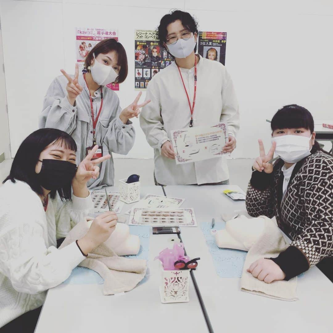 Bmodeのインスタグラム：「【2/6オープンキャンパス】 本日、オープンキャンパスを開催🎶 お仕事が体験できる、スペシャルオープンキャンパスでした💄  2月20日も、『お仕事体験オープンキャンパス』を開催予定です✨✨ 本日参加できなかった高校生の皆さん！ ぜひ、2月20日は参加して下さい(((o(*ﾟ▽ﾟ*)o)))  体験できる職種はコチラ↓↓ ①美容師 ②アイリスト ③ブライダルヘアメイク ④エステティシャン ⑤美容部員 ⑥ネイリスト  オープンキャンパスの予約はプロフィールリンクから↓↓ @b.mode  . #bmode #ビーモード #ビューティーモードカレッジ #美容 #美容学校 #沖縄 #okinawa #オープンキャンパス #オーキャン #instagood #instabeauty #instafashion」