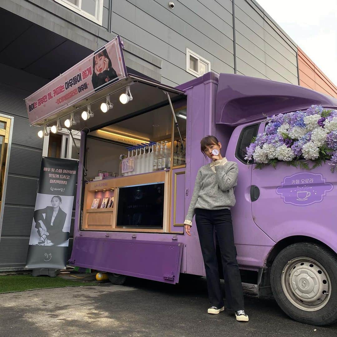 リュ・ヘヨンのインスタグラム：「아우~~~~~ㄹ 💕🥰 고마워요 마지막까지 힘!!! 우리 곧 만나겠네 티브이에서 👍😋 Thank you so much #형만한아우있다 #seeyousoon #lawschool #Jtbc로스쿨」