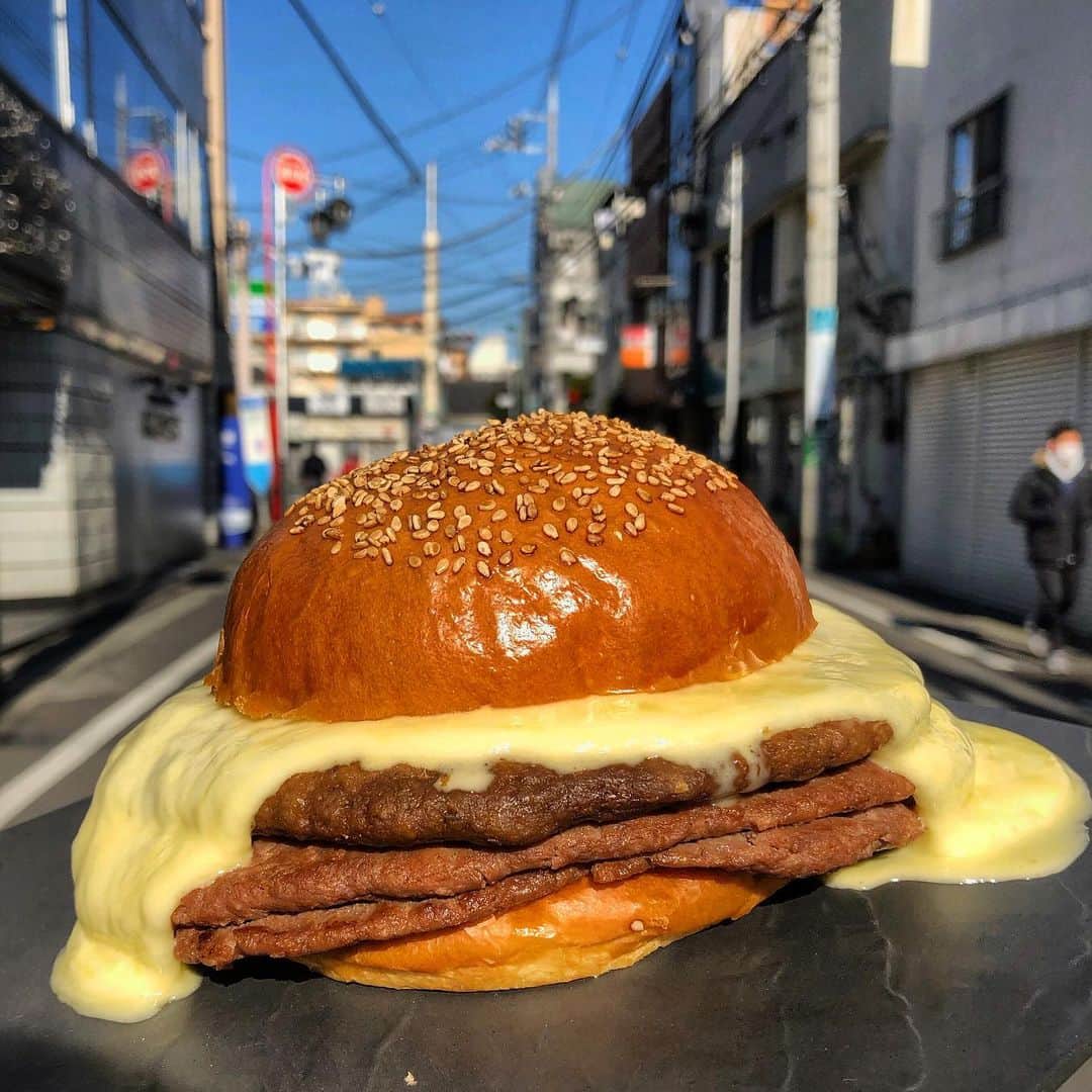 Coffee & Toast Tokyoさんのインスタグラム写真 - (Coffee & Toast TokyoInstagram)「The beef burger! ❤️❤️❤️❤️❤️  最近、肉食化が進んだという訳ではないのですが(^◇^;)、牛肉の試食も兼ねてのハンバーガー！  あえて、野菜は挟まず、 牛肉のパテ3枚とどっぷりのチーズで‼︎  合い挽きのハンバーグも美味しいですが、牛肉ハンバーグも肉感がたっぷりで、たまりません。  欲張って、パテ3枚にしたのですが、 あっという間に完食でした😋😋😋  牛肉自体が美味しかったので、 メニュー化しなくては…😉  #パン  #トースト  #トーストアレンジ #食パンアレンジ  #食パン  #世田谷カフェ  #東京パン屋  #パンスタグラム  #吐司  #pain  #빵  #toast  #東京カフェ  #三軒茶屋カフェ #カフェ  #bread  #三軒茶屋  #food  #ダマンド  #ハンバーガー好きな人と繋がりたい  #ハンバーガー🍔  #トーストバーガー  #ハンバーガー大好き  #ハンバーガー好き  #Hamburger #hamburgers  #hamburgergourmet  #hamburgesa  #ビーフバーガー  #beefburger」2月6日 16時37分 - coffeetoast2
