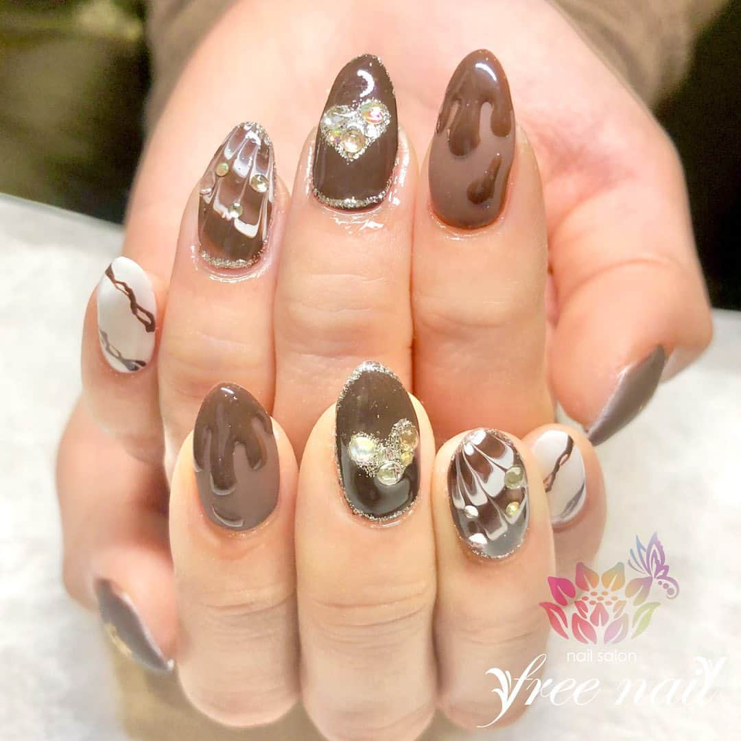 ネイルアーティストRYさんのインスタグラム写真 - (ネイルアーティストRYInstagram)「. チョコネイル💅🏻🍫❤️ . もうすぐバレンタイン🍫❤️ . #ネイリスト #ネイルアーティスト #ネイルアート #ネイルチェンジ #ネイルサロン #大阪ネイルサロン #ネイルスクール #ネイル動画 #ジェルネイル #ネイルデザイン #チョコネイル #チョコレートネイル #バレンタインネイル #ラメネイル #ブラウンネイル #ホワイトネイル #デザインネイル #トレンドネイル #おしゃれネイル #シンプルネイル #スイーツネイル #冬ネイル #winternails #美甲 #日式美甲 #日式美甲胶 #日本美甲师 #日本美甲老师 #美甲上课 #日本胶」2月6日 16時40分 - nail_artist_rm