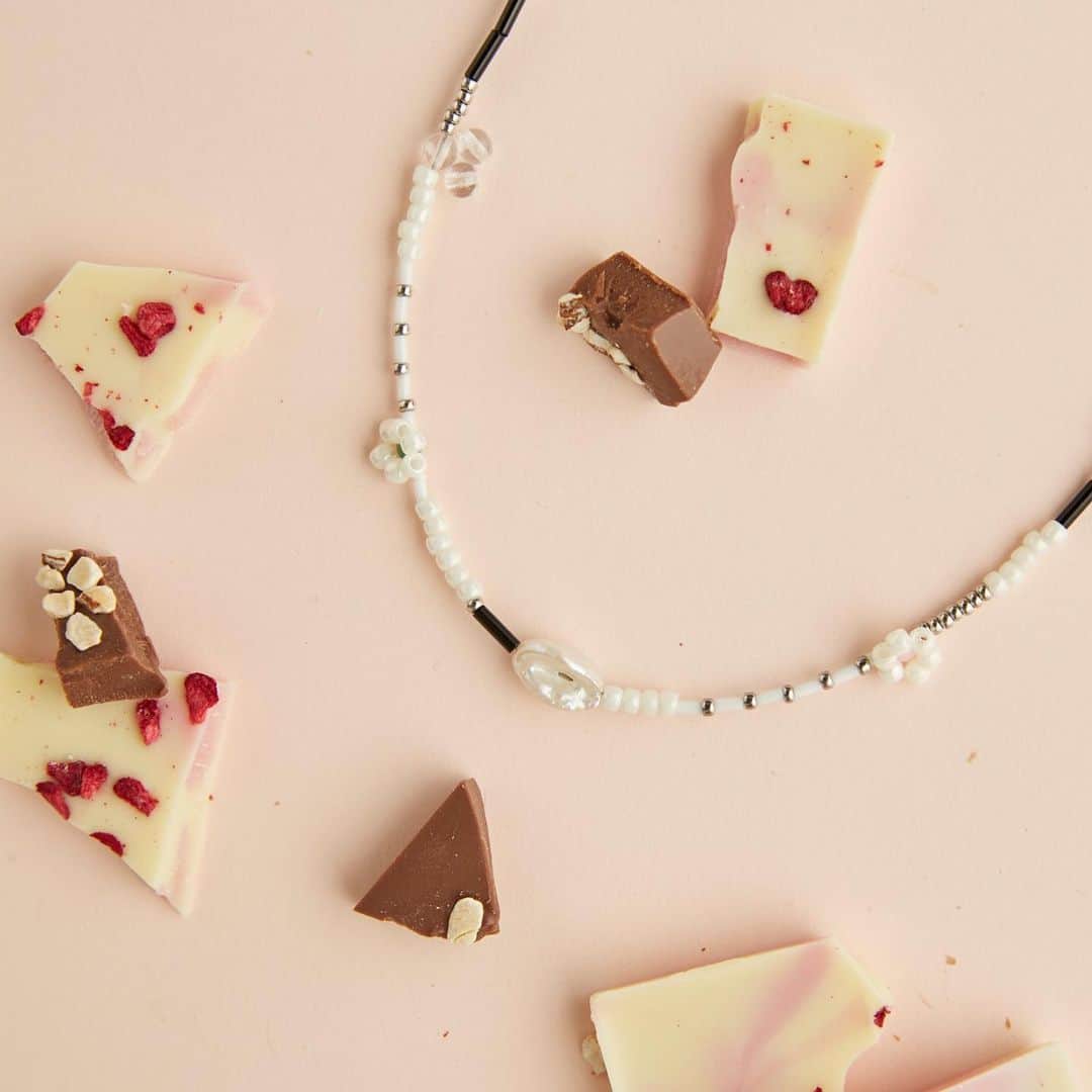 ファーファーのインスタグラム：「【EDIT】 issue.95 SWEET VALENTINE  バレンタインの季節には この時期ならではの 甘いアクセサリーを身につけたい。  FURFURでは定番のハートモチーフを 可憐に仕立てたシリーズがラインナップ。  大人がつけやすいデザインのアクセサリーで、 スウィートな気分をぜひ堪能して。  necklace ¥6,000＋tax  淡水パールを使用し、 様々な種類のビーズを 組み合わせた短めネックレス。  デコルテラインをさりげなく演出してくれる ハンドメイドアクセサリーです。  @furfur_official @furfur_official_staff  #FURFUR #ファーファー」