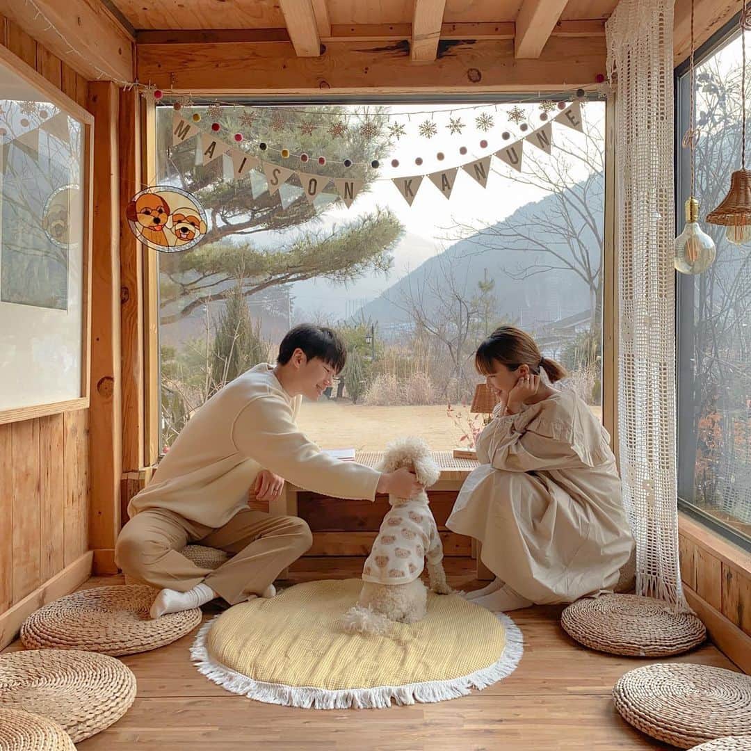 キム・ダヘのインスタグラム：「오늘의 목표... 숙소에서 좋은 풍경보며 숨쉬면서 잠자기... 👩🏽👨🏻🐶👶🏻」