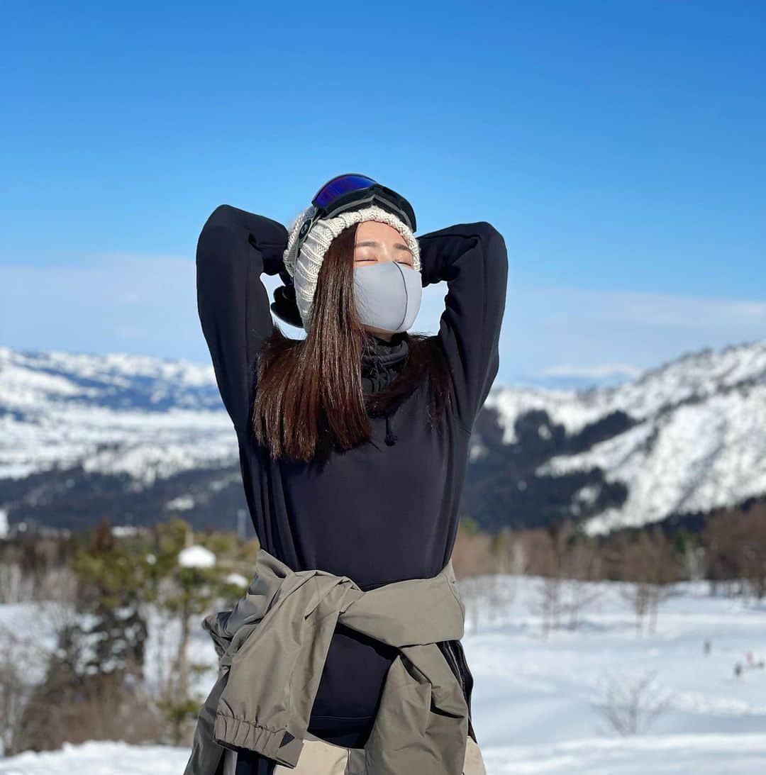 南美沙さんのインスタグラム写真 - (南美沙Instagram)「最高の天気すぎて、汗だくになてます。。。. . . wiz @rumi_official_0616  .  . #スノボー　#スノーボード　#snowboard #🏂　#スノボー女子  #スノボ女子  #ゲレンデ女子  #雪山  #パウダー　#パウダースノー　#スノーボードウェア #スノーボード女子 #スノボー」2月6日 16時46分 - miee.misa