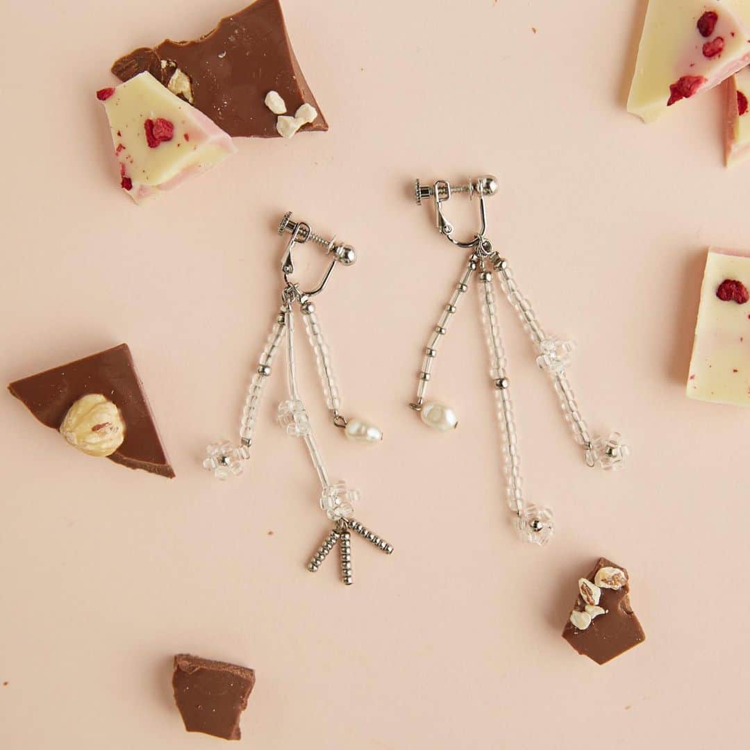ファーファーのインスタグラム：「【EDIT】 issue.95 SWEET VALENTINE  バレンタインの季節には この時期ならではの 甘いアクセサリーを身につけたい。  FURFURでは定番のハートモチーフを 可憐に仕立てたシリーズがラインナップ。  大人がつけやすいデザインのアクセサリーで、 スウィートな気分をぜひ堪能して。  earrings ¥6,000＋tax  左右アシンメトリーに仕上げた ボリュームのあるイヤリング。  トレンドでもあるビーズアクセサリーは フラワーがポイントに。  @furfur_official @furfur_official_staff  #FURFUR #ファーファー」