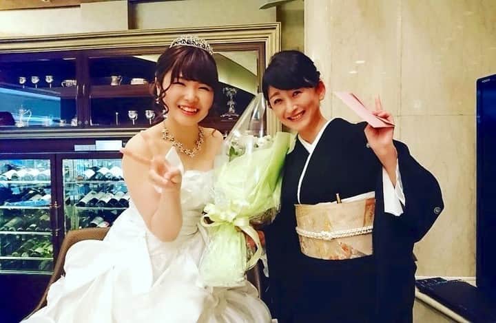 マリエカリヨン名古屋のインスタグラム：「@marieecarillon . こちらのお写真は、 @morikawa.ayako さまを リグラムさせていただきました✨” 素敵なお写真をありがとうございます！ . こちらはお嬢さまの結婚式でのお写真♡* 写真をひと目見ただけで、 どんな結婚式だったのかが物語られ、 お二人の絆の深さを感じますね*  ▼ブライダルフェアは インスタのTOPからご予約が出来ます⚐ ＞＞＞ @marieecarillon . マリエカリヨン名古屋では、 お客様の安心安全を考慮して、 業界のガイドラインに沿って、 感染症対策を行ったうえで、 営業を行っております。 オンラインでのご相談も受け付けておりますので、 お気軽にお問合せ下さい。 . ------------------ . @marieecarillonをフォローして #マリエカリヨン #マリエカリヨン名古屋 のハッシュタグをつけて お写真を投稿してみてくださいね✳︎ . こちらの公式IG（@marieecarillon） で取り上げさせていただきます♡ . #式場見学 #プレ花嫁 #結婚式場 #名古屋結婚式 #結婚式  #ウェディングドレス #カラードレス #挙式　#挙式レポ #結婚式レポ #チャペル #大聖堂 #卒花嫁 #式場迷子 #披露宴 #結婚式準備 #日本中の花嫁さんと繋がりたい #東海プレ花嫁 #名古屋花嫁 #プレ花嫁準備 #入籍 #前撮り #後撮り #フォトウェディング #ウェディングフォト #お母さん #結婚式写真 #親子写真」
