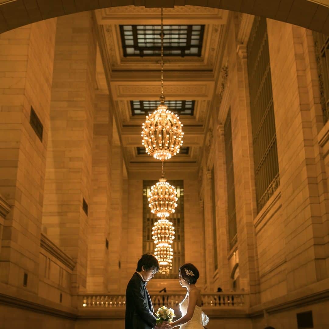 ラヴィ•ファクトリーさんのインスタグラム写真 - (ラヴィ•ファクトリーInstagram)「. 【写真で叶える結婚式】 . 映画の撮影場所としても数多く使用されている ニューヨークの地で* 撮影を通してする新しい発見や ここでしか味わえない体験は おふたりの一生の宝物に。 —————— ラヴィファクトリーニューヨーク: @ny_laviephotography Photographer:@aki_batakanobu AREA:USA,NEW YORK —————— @laviefactoryをフォローして #laviefactory #ラヴィファクトリー のハッシュタグをつけて お写真を投稿してみてくださいね✳︎ . こちらの公式IG（@laviefactory） で取り上げさせていただきます✨ #wedding #weddingphotography #ラヴィファクトリー #laviefactory #photo #生きる写真 #ハートのある写真 #instawedding #結婚写真 #ウェディング #ウェディングフォト #撮影指示書 #ロケーションフォト #前撮り #プレ花嫁 #結婚準備 #写真好きな人と繋がりたい #フォトウェディング #卒花 #前撮り #後撮り #ウェディングニュース #プラコレ #キスショット #ニューヨーク前撮り #ハネムーン #newyork #海外ウェディング」2月6日 17時02分 - laviefactory