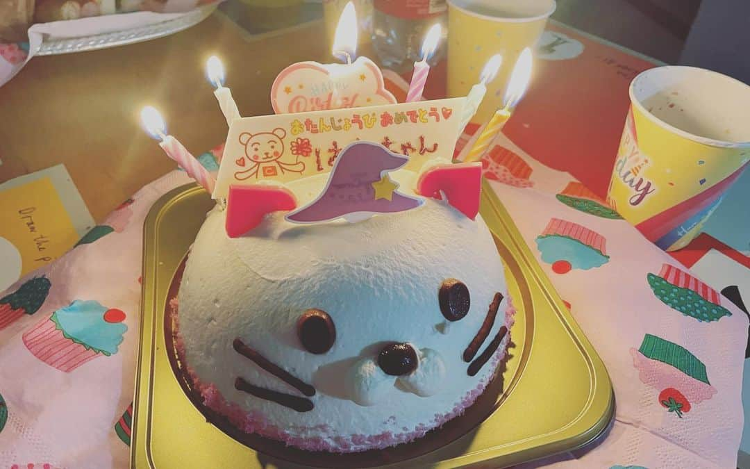 関谷桃子さんのインスタグラム写真 - (関谷桃子Instagram)「Happy 5th birthday🎂my little princess👸💓  あなたが生まれて5年！！ 驚きの速さです。  あなたのいない毎日はもうこれっぽっちも想像できないし、笑って泣いて毎日が本当に刺激的🤣  マミーたちのところにやってきてくれて本当にありがとう👼あなたのマミーになれて私はとっても幸せです💓  これからも、一緒に最高の毎日を過ごしていこうね😉  #love❤️ 2021.2.6」2月6日 17時02分 - momomo_s_