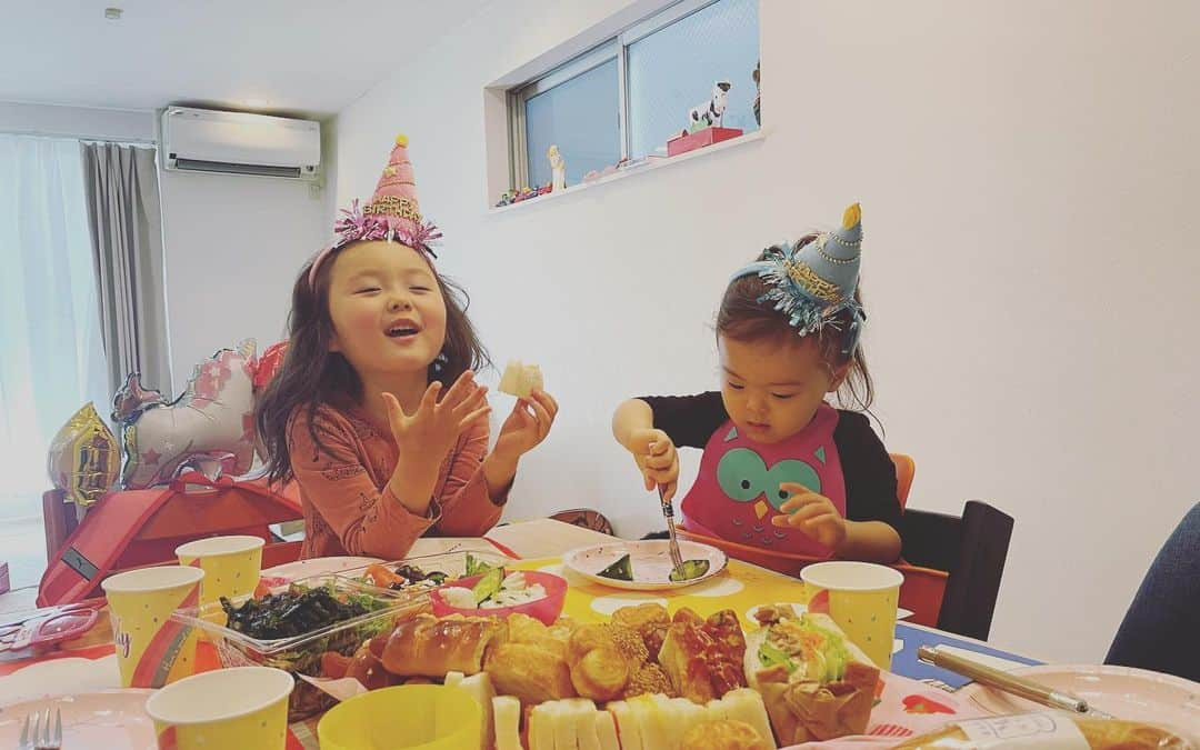 関谷桃子さんのインスタグラム写真 - (関谷桃子Instagram)「Happy 5th birthday🎂my little princess👸💓  あなたが生まれて5年！！ 驚きの速さです。  あなたのいない毎日はもうこれっぽっちも想像できないし、笑って泣いて毎日が本当に刺激的🤣  マミーたちのところにやってきてくれて本当にありがとう👼あなたのマミーになれて私はとっても幸せです💓  これからも、一緒に最高の毎日を過ごしていこうね😉  #love❤️ 2021.2.6」2月6日 17時02分 - momomo_s_