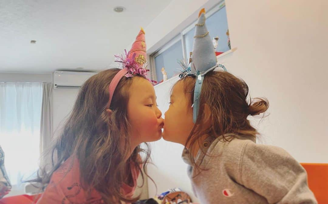 関谷桃子さんのインスタグラム写真 - (関谷桃子Instagram)「Happy 5th birthday🎂my little princess👸💓  あなたが生まれて5年！！ 驚きの速さです。  あなたのいない毎日はもうこれっぽっちも想像できないし、笑って泣いて毎日が本当に刺激的🤣  マミーたちのところにやってきてくれて本当にありがとう👼あなたのマミーになれて私はとっても幸せです💓  これからも、一緒に最高の毎日を過ごしていこうね😉  #love❤️ 2021.2.6」2月6日 17時02分 - momomo_s_