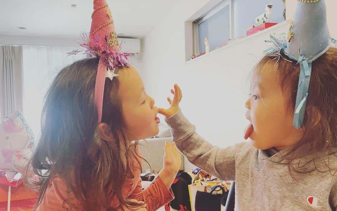 関谷桃子さんのインスタグラム写真 - (関谷桃子Instagram)「Happy 5th birthday🎂my little princess👸💓  あなたが生まれて5年！！ 驚きの速さです。  あなたのいない毎日はもうこれっぽっちも想像できないし、笑って泣いて毎日が本当に刺激的🤣  マミーたちのところにやってきてくれて本当にありがとう👼あなたのマミーになれて私はとっても幸せです💓  これからも、一緒に最高の毎日を過ごしていこうね😉  #love❤️ 2021.2.6」2月6日 17時02分 - momomo_s_