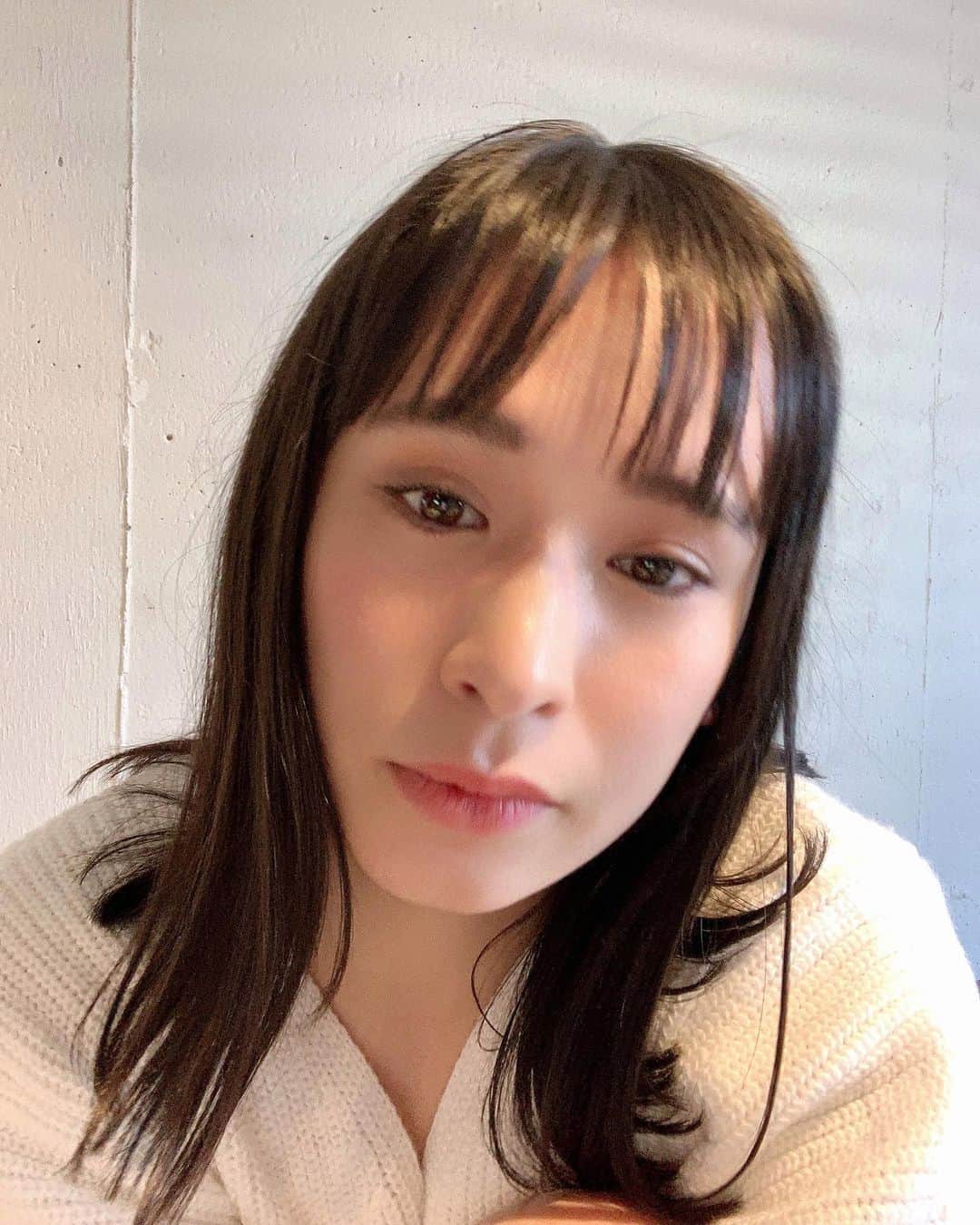 持永真実のインスタグラム：「ＮＥＷ　ＨＡＩＲ💇🏻‍♀️﻿ 悠馬さん @yuma.0322 にヘアメンテナンスしてもらいました〜✨﻿ カラーもだいぶ落ち着いて、前髪作ってイメチェン✌︎﻿ いつも素敵にしてくれるので、絶大な信頼を置いています🥺﻿ ﻿ 悠馬さんとは私が17歳の頃に出会ったんだけど、サロンでの会話もずいぶん大人になったなぁ。なんてしみじみ。  #newhair」