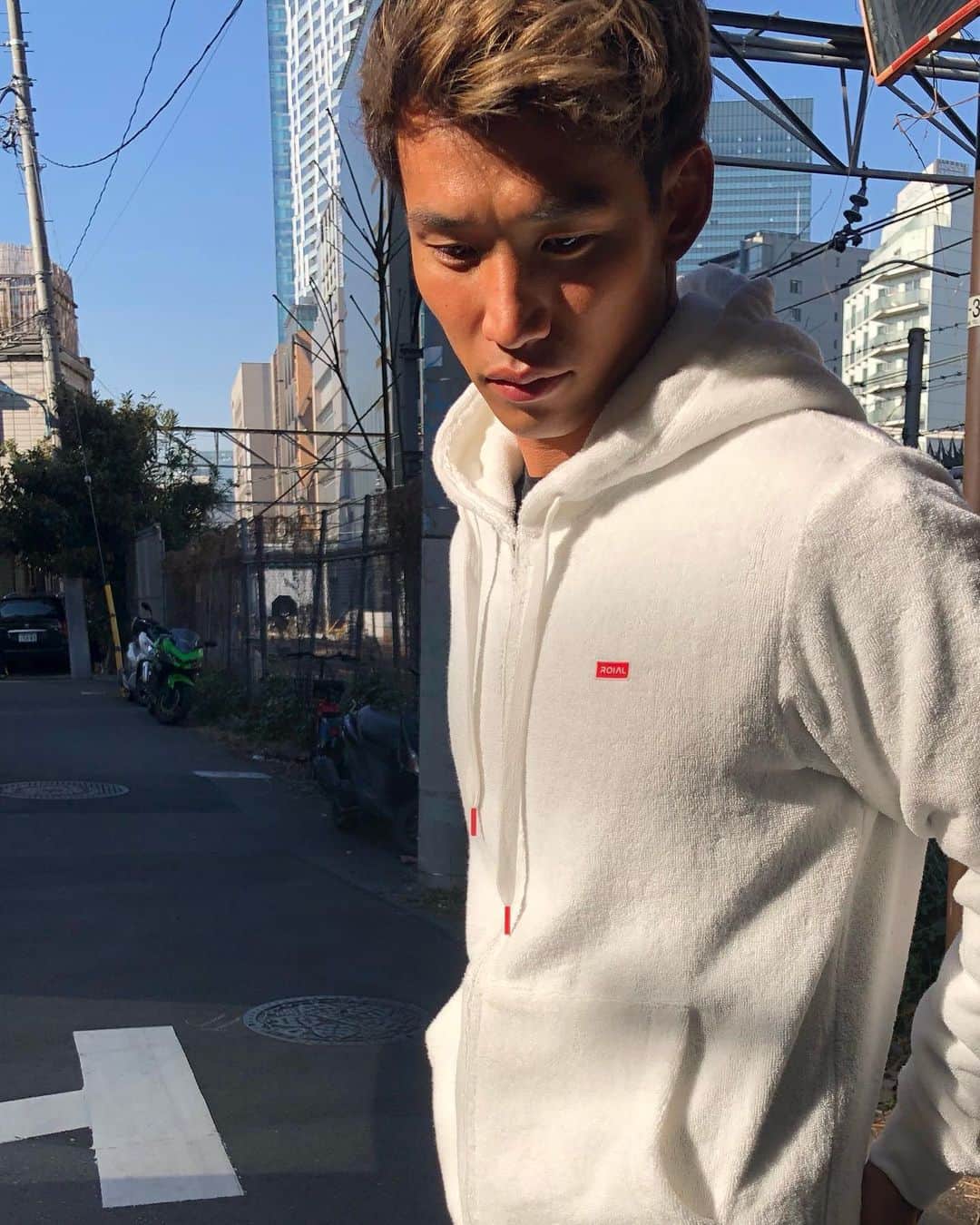 PORT of CALL Cafe&Store Tokyoのインスタグラム：「【21 SPRING  ROIAL】NEW ARRIVAL❗️ @roial_intl から春の新作、ZIPパーカーがリリース❗️ パイル素材で肌触りが良く、生地を厚くしたことで、今時期から来ていただける保温性も備わっています。 ロゴは「ラバー」素材を用いてフードの引き手とカラーリングを合わせてアクセントに。 スエット素材と違ったパイルパーカー、春のコーディネイトのポイントになるので、是非店頭でお試しください☝️✨ @kaikiyamanaka  #roial #new #collection #portofcalldaikanyama #cafeandstore」