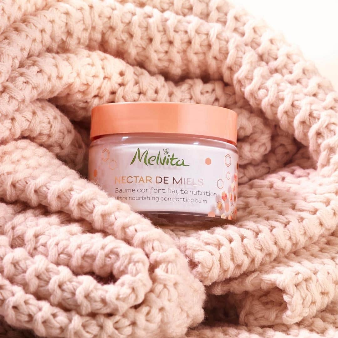 Melvita Officialのインスタグラム：「Vous avez des rougeurs et la peau de votre visage tiraille ?  Oubliez cette sensation grâce au Baume Confort Haute Nutrition Nectar de Miels ! 💛  Enrichie en miel de thym bio 🍯, cette crème sera votre meilleur allié pour affronter l’hiver. ❄  #Melvita #NectarDeMiels #BaumeConfortHauteNutrition #miel #cleanbeauty  #cocooning #dryskincare #beautebio #thym #peausensible」