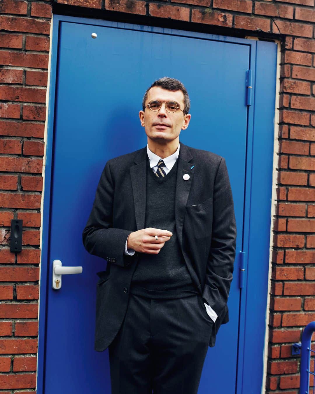 ルモンドのインスタグラム：「Sa semaine a été bien remplie. En entrant dans son bureau du tribunal de grande instance, à Bobigny, en Seine-Saint-Denis, le juge des enfants, Edouard Durand, 45 ans, jette un œil à la table. Une douzaine de dossiers s’y entassent, chacun concerne une famille. « C’est un peu le tourbillon, remarque-t-il ce vendredi 29 janvier. D’habitude tout est traité, il n’y a aucun dossier sur le bureau. »⁣ Six jours plus tôt, le 23 janvier, il a été nommé coprésident de la commission indépendante sur l’inceste et les violences sexuelles, avec Nathalie Mathieu, directrice générale de l’association Docteurs Bru, qui accueille de jeunes victimes de violences sexuelles.⁣ Investi dans la lutte contre les violences conjugales, il est connu pour affirmer qu’« un compagnon violent ne peut faire un bon père ». En ce qui concerne l’inceste, il dénonce haut et fort un système défaillant. On estime que 5 % à 10 % des Français ont été victimes de violences sexuelles dans l’�enfance, le plus souvent dans la sphère familiale. « Mais 70 % des plaintes pour agression sexuelle sur mineur sont classées sans suite, déplore-t’il. L’écart entre les faits et les poursuites génère un système d’impunité des agresseurs. Il faut arriver à réduire cet écart. » Juge engagé, Edouard Durand sait que « le travail est immense ».⁣ -⁣ Edouard Durand au tribunal de grande instance de Bobigny, le 1er février. Photo : Edouard Jacquinet (@edouardjacquinet) #PourMleMagazineduMonde (@m_magazine)⁣ -⁣ #justice #inceste #MleMagazineduMonde #MleMag」