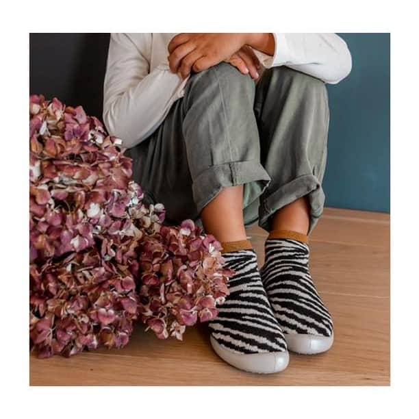 コレジアンさんのインスタグラム写真 - (コレジアンInstagram)「𝔼ℕ𝕁𝕆𝕐 𝔸 ℝ𝔼𝕃𝔸𝕏𝕀ℕ𝔾 𝕎𝔼𝔼𝕂𝔼ℕ𝔻 𝕎𝕀𝕋ℍ ℂ𝕆𝕃𝕃𝔼𝔾𝕀𝔼ℕ! 🤗 . Treat yourself and your loved ones to the comfort of these designer slippers! Available from size 18 to 47 (European shoe sizes), soft and breathable, machine washable and sustainably made to last! Discover all the colourways and amazing prints on our website and at our authorized retailers worldwide. 🌎♥️ . 𝕍𝕀𝕍𝔼 𝕃𝔼 𝕎𝔼𝔼𝕂-𝔼ℕ𝔻 𝔼ℕ ℂ𝕆𝕃𝕃𝔼𝔾𝕀𝔼ℕ ! . Savourez votre week-end avec le confort des chaussons aux pieds ! 🤗 . Disponibles du 18 au 47, équipez toute votre tribu avec nos motifs variés et originaux ! Nos chaussons sont lavables en machines, ils sont très pratiques mais surtout durables, alors n’hésitez pas à les découvrir en ligne ou auprès de nos revendeurs à travers le monde 🌎♥️ . Pictures @laralutzphotography @korotobcn 😘 Styling : @alizee.clement House of decor : @julie_keyser_vannes  . #collegien #collegien_officiel #madeinfrance #slippers #newin #extrasoft #ecofriendly #chaussons #babucce #haussocken #slippersocks #fashion #style #newin #newcollection  #familytime #weekend #saturday #sunday #downtime」2月6日 17時01分 - collegien_officiel