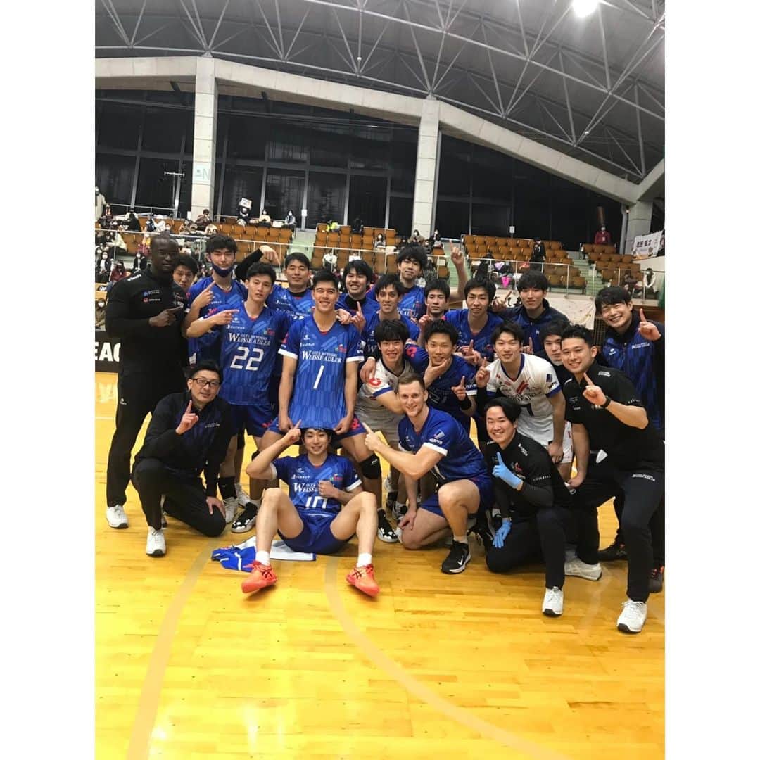久保田雅人のインスタグラム：「⇒ 初勝利⭐️ ほんとにほんとに遠かった初勝利👍 大変な道のりだったけど皆んながいたからこそ乗り越えられたと思います🙆‍♂️ → みんなの力で勝つことができました。 皆さんの応援も本当にいつも力になってそれが今日勝利へと変わったんだと思います🙏 → まだ引き続き勝利を目指して頑張りますので応援よろしくお願いします🙆‍♂️ → 最高の一言⭐️ → #大分三好ヴァイセアドラー #初勝利 #ワンチーム #最高」