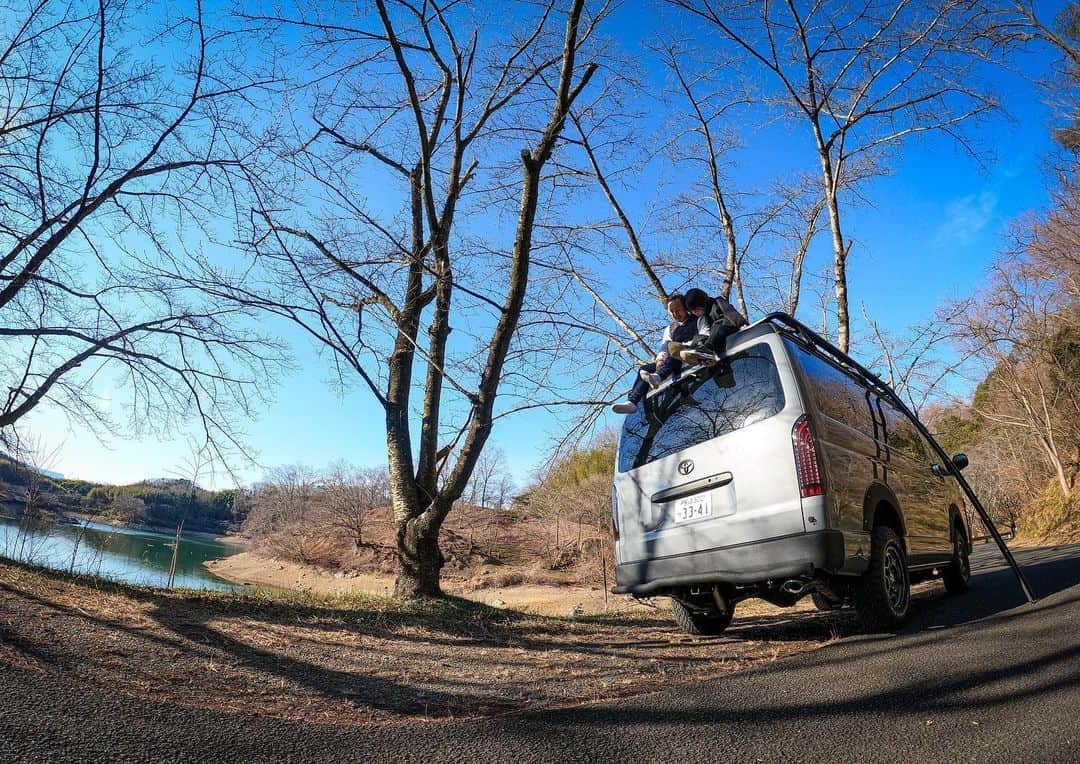 野中泰輔のインスタグラム：「ランクル🚙→ハイエース🚐 こいつと一緒にまた新たな思い出づくり📖 車中泊出来るし天井には登れちゃうし最高👍  @flex_dream @fdcamp.jp @fdclassic.jp @goprojp #bboytaisuke #redbull #g_shock  #makavelic #ozracing #thefloorriorz #ftheb #jmb #flexdream」