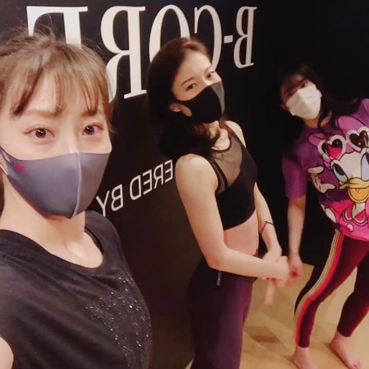 中村果生莉のインスタグラム：「😂 . . 先日♡  #美コア東京スタジオ にて、  KISAトレーナー(@925jgktopk_11 )のリズムシェイプに参加してきました😍  ムービーだと気づいたあとのキサさんの動き😂笑笑  さすがダンサー、キレッキレ🤣  この日は、先月無事合格したMIZUKIトレーナー(@mizuki_swimfly )も一緒だったよ🍀😊  こうやって、定期的なブラッシュアップはやっぱり大事だね😋👊  そして私は今月20日(土)19時半〜#リズムシェイプ あります💕  スタジオ体験は1100円で出来るし、オンライン(zoom)でも受けられます♡  オンラインは1100円(税込)でスタジオレッスン受け放題なんですが！！  今ならオンラインレッスン初月無料のお得なキャンペーンも実施しておりますので  是非この機会に、ご参加お待ちしております😆🍀  体験のお申し込み、ご予約、お問い合わせは、  @bcore_official   の、URL【スタジオレッスン体験申し込み】からお願いします😍💪  または、お電話、メールにて店舗に直接お問い合わせください(^^)  ☎️0362751037 ✉bcore.tokyostudio@gmail.com  しっかり体幹鍛えながら、免疫力30%、代謝12%アップ(体温1度アップ！)させましょーー🔥🔥🔥 . . . #美コア #美コア東京スタジオ #美コアトレーニング #美コアインストラクター #体幹トレーナー #体幹トレーニング #training #ダイエット #diet #体づくり #体質改善 #免疫力 #代謝アップ  #体温維持」