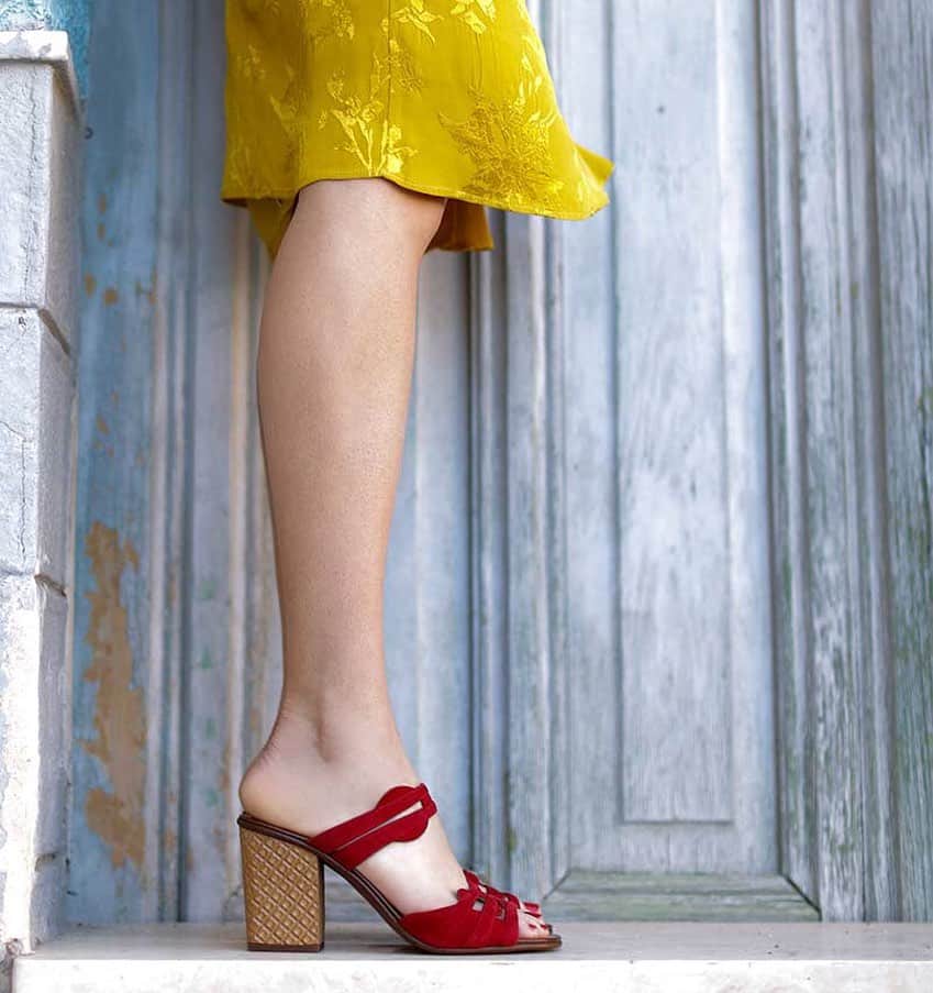 チエミハラさんのインスタグラム写真 - (チエミハラInstagram)「Feel beautiful, confident and sexy in your shoes!👠 From our Valentine's edition Capsule collection we present style HEBEL in deep red suede! ♥️✨Available at chiemihara.com  . . . #ilovemychies #chiemihara #chie #chiemiharashoes #womenshoes #designershoes #shoesforvalentines #madeinspain #madewithlove #handcraftedinspain #shoesmadeforhappiness」2月6日 17時04分 - chiemihara