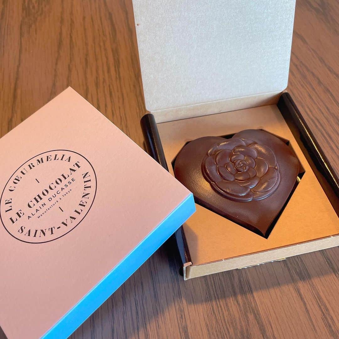 武村八重子のインスタグラム：「そろそろバレンタインですね😌CHANELとDIORから素敵な贈り物頂きました🎁 . ありがとうございましたー💕 . #chanel #dior  #chocolate  @chanelofficial  @dior  #バレンタイン  #ギフト  #カメリア  #チョコレート #アランデュカス」
