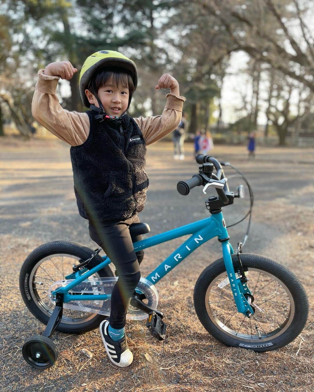 小西ゆりなさんのインスタグラム写真 - (小西ゆりなInstagram)「なぜムキムキポーズなのかは謎ですが… 誕生日プレゼント(11月)の自転車がやっと届きました🚲✨遅ッww 自転車ライフの幕開けです😃 #4歳　#男の子 #キッズ自転車 #遅すぎる #誕生日プレゼント #11月生まれ #marin #marinbikes #公園コーデ #男の子コーデ　#kidsbike」2月6日 17時20分 - yurina_konishi