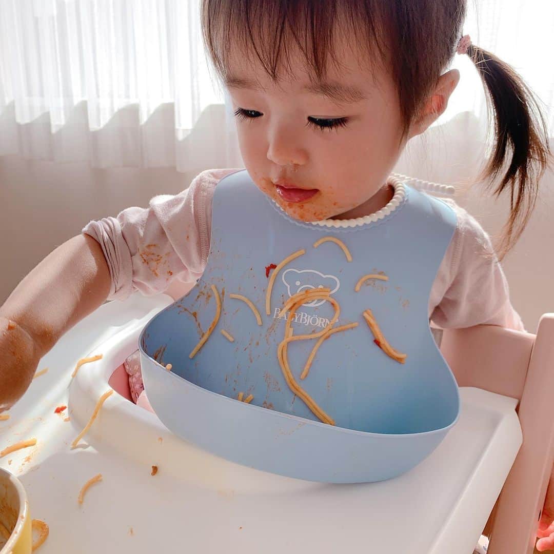 しほの涼のインスタグラム：「朝から、ミートソース地獄😇😇 子供用のパスタ🍝嫌がって私のを奪って食べたら悲惨な事に😂😂 沢山食べてえらかったよ💕 #1歳半 #1歳6ヶ月 #1歳半ごはん #1歳半女の子」