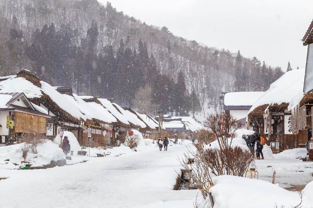 福島県さんのインスタグラム写真 - (福島県Instagram)「【雪の大内宿】  下野（しもつけ）街道と呼ばれた会津と日光を結ぶ街道の両脇には、30軒以上のかやぶき屋根の民家が並び、江戸時代の宿場の町並みを今に残しています。冬は山あいが白い雪に覆われ、いっそうタイムスリップしたかのような情景が広がります。（今年の雪まつりは新型コロナウイルス感染症拡大防止のため中止となりました）  #おうちでふくしま #大内宿 #下郷町 #南会津地方 #福島県 #shimogotown #fukushima #traveljapan #futurefromfukushima #ふくしまからはじめよう #新しい生活様式からはじめよう」2月6日 17時15分 - realize_fukushima