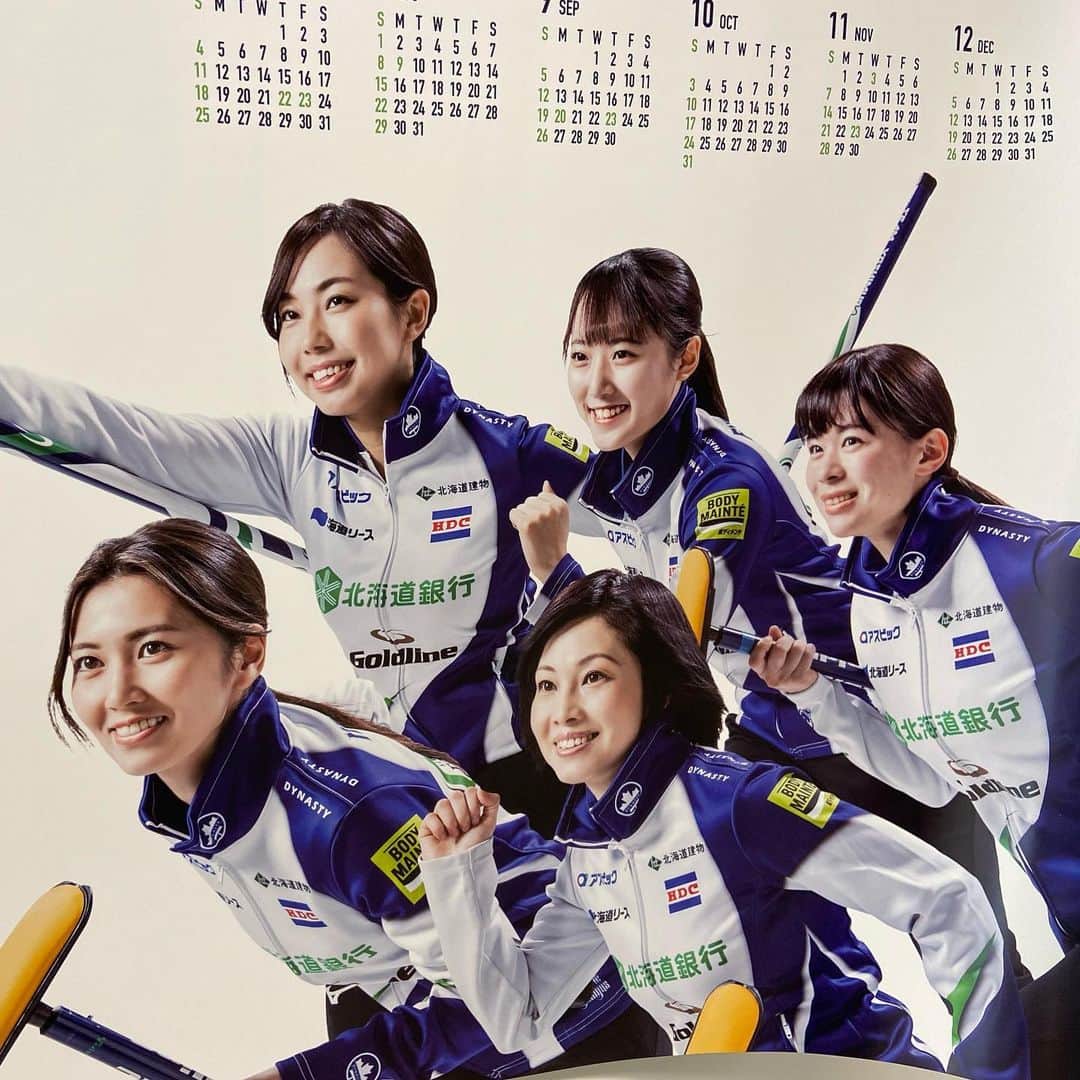 五十幡裕介さんのインスタグラム写真 - (五十幡裕介Instagram)「カーリングの日本選手権が、 明日の公式練習を経て、いよいよ明後日から行われます。 来年の北京オリンピック行きを懸けた、とてつもなく大事な戦い。 日本として、北京オリンピックの出場権を得るのは 3月と4月に行われる世界選手権での成績次第ではありますが、 日本の代表になるためには、 日本選手権での優勝が必要になるのです。 この大会で優勝を決めると、日本代表の座を掴むのが、 男子のコンサドーレと、女子のロコ・ソラーレ。 コンサドーレは、大会3連覇を目指すことになります。 一昨日の取材で、スキップの松村雄太選手は、 「自分たちにとって大事な大会だし、結果が求められる。 個々の仕事をこなして結果を出す」と気を引き締めました。 ロコ・ソラーレは、去年の涙の優勝が印象的でした。 「日本選手権をしっかり成長したと感じられる大会にしたいし、 その中で優勝できたら一番ハッピー」と、藤澤五月選手。 以前のインタビューで、この大会への思いを話してくれました。  また、男子では、2018年の平昌オリンピック日本代表、 南富良野町出身のSC軽井沢クラブ・山口剛史選手に、 女子では、2014年のソチオリンピック以来 2大会ぶりの代表を目指す北海道銀行フォルティウスも出場。  この大会に向け、男女共に事前にお話を聞いていただけに、 現地稚内に行けないのが残念で残念でたまらないですが… 毎日テレビにかぶりついて観戦しようと思います。 そして、来週は「イチオシ!!」のスポーツコーナーでも、 この大会の模様を取り上げていくかと思いますので、 そちらもよろしくお願いします。 とにかく、とにかく楽しみで仕方がありません。  #カーリング #日本選手権 #稚内 で #初開催 です #男子 #コンサドーレ #TM Karuizawa #常呂ジュニア #チーム岩手 #チームTANI #SC軽井沢クラブ #岡山CA #女子 #ロコソラーレ #中部電力 #北海道銀行 #青森CA #富士急 #SC軽井沢クラブ #チーム倉敷 #明日 #7日 は #公式練習 #試合 は #明後日 #8日 から #決勝の14日が沖縄への移動で観られない… #HTB #アナウンサー #五十幡裕介」2月6日 17時16分 - htb_isohatayusuke
