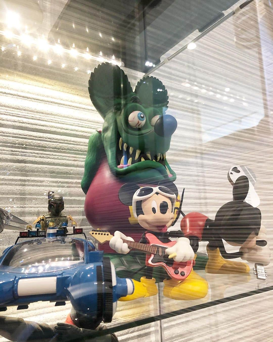 KIYOさんのインスタグラム写真 - (KIYOInstagram)「ガラスケースがパンパンになってきた😅💦 #ratfink #mooneyes #edbigdaddyroth #mooneyeball #statue #toystagram #ラットフィンク#ムーンアイズ #ムーンアイボール #エドロス #ガレージライフ」2月6日 17時18分 - kiriko009