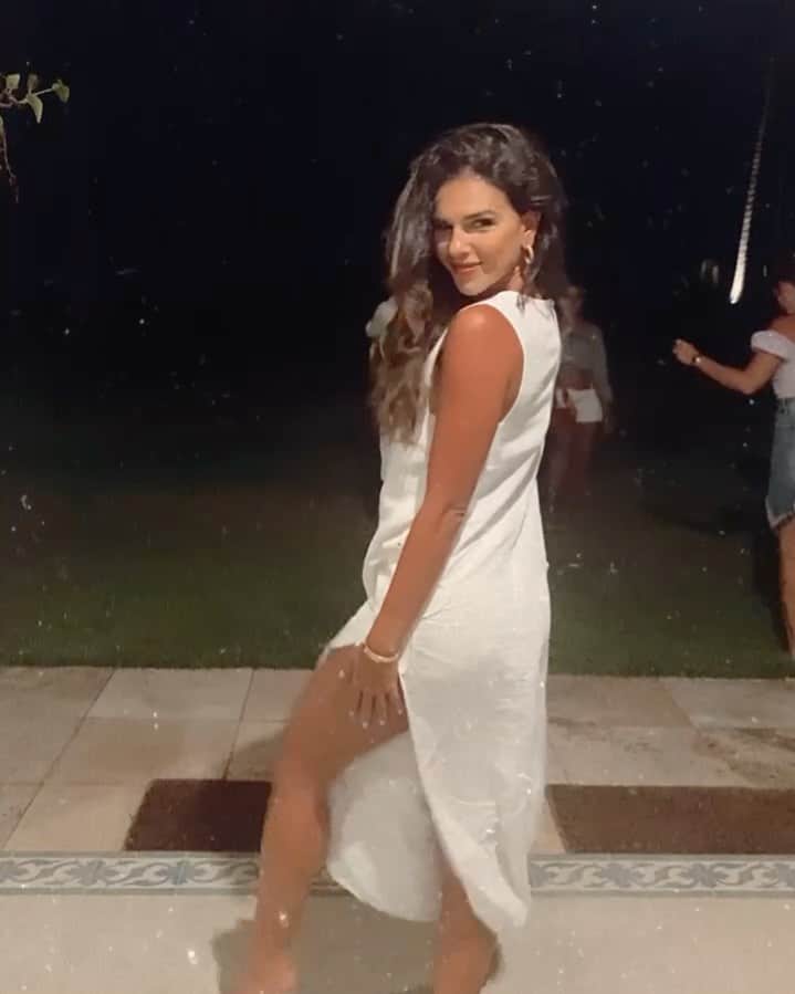 Mariana Riosのインスタグラム：「Vídeos perdidos no celular que revelam quem sou eu  de verdade! 😅 O resto sou eu também, só que um pouco diferente! 😂」