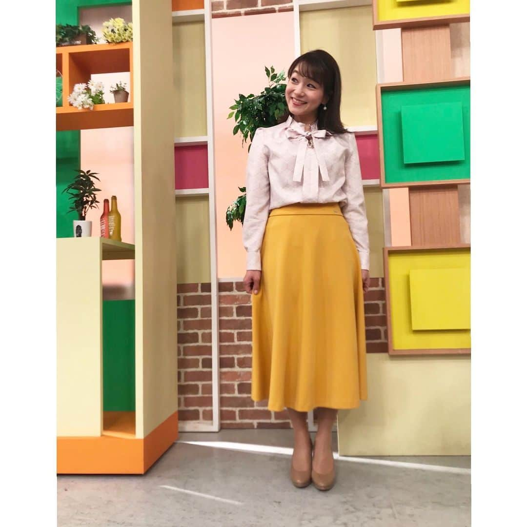 去来川奈央さんのインスタグラム写真 - (去来川奈央Instagram)「. 今日のキモイリ衣装  襟が立っていて立体感が素敵な リボンブラウス♡  そして綺麗なイエロースカート♪ こちらきちっと見えるのに やわらかストレッチ布地で 着心地もばつぐん♪  @yummy_delusso  @stole.tommy   お衣装提供をして頂いている 枚方のセレクトショップ delussoさん🏢👗 2/11まで 春の展示発注会を開催中です🌸 私がいつも着させて頂いている衣装も、この春の新作で注文できます♪ たくさん試着もできます🥺💕 パーソナルカラーをみてくださるお店なので、気になる方はぜひ見てみてください♪  お店タグ🏷してます♡ . #キモイリ #スタイリスト #パーソナルカラー #delusso #デルッソ#フリーアナウンサー #アナウンサー #アナウンサー衣装  #パーソナルカラー #フリーアナウンサー去来川奈央」2月6日 17時28分 - nao.isagawa