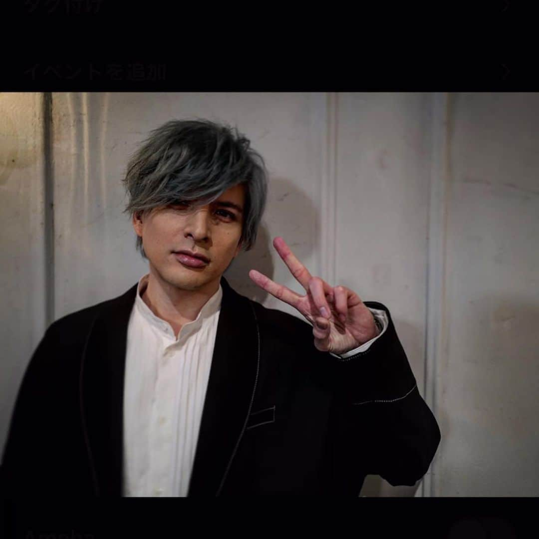 城田優さんのインスタグラム写真 - (城田優Instagram)「髪を銀色に染めました  I dyed my hair silver   Me he teñido el pelo de color gris  #いかがですか #5時間かかった #役作りですよ #髪乾かすのめちゃくちゃ時間かかる #そんなことより #写真の編集難しい #画角が上手く揃えられない #誰か教えて」2月6日 17時21分 - yu_shirota