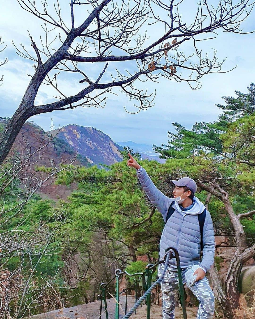 イ・ジフンさんのインスタグラム写真 - (イ・ジフンInstagram)「#북한산  #메이드한멋#대박나자  태극기 하늘 호랑이 조화롭다🇰🇷  맑은 하늘이어서 더 아름다웠던🌝  우리에게도 하루빨리 맑은날이 와주길🙏  북한산성입구->백운대 8시입산1시하산」2月6日 17時23分 - _leejeehoon