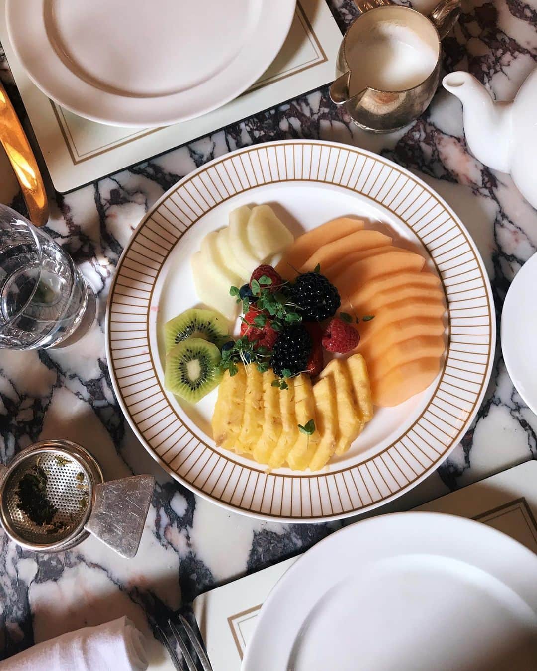バイティモのインスタグラム：「Longing for that hotel breakfast 🍉🥞☕️🥐」