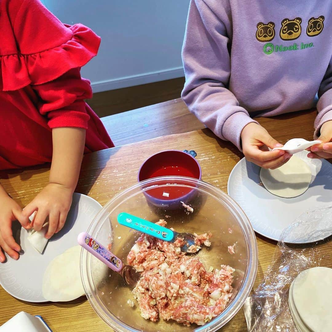 長澤奈央さんのインスタグラム写真 - (長澤奈央Instagram)「天気が良い土曜日でしたね。 最近子供達と一緒に料理をする時間が増えています。 今日はピザとクッキーと餃子。 鬼滅クッキーに大喜び。 沢山食べた後はいっぱい外遊び。 そして @shikaclub さんの焼き芋 冷凍焼き芋も頂きました！  食べてばっかりの楽しい土曜日笑 #親子クッキング #今夜は餃子 #鬼滅クッキー #3人育児 #充実した1日」2月6日 17時24分 - nagasawana_official