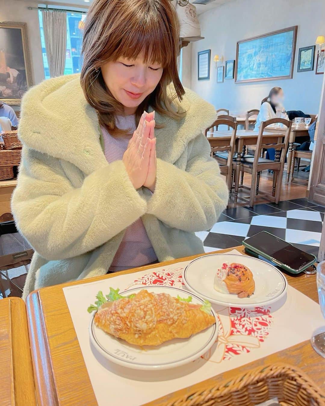 のインスタグラム：「☻ どう考えても食べ過ぎなんだが、 甘いパンと塩っぱいパンは セットですよね…🥐🍩  いつかのしあわせな朝。 いらんビフォーアフターと共に。  #paul#breakfast#uniqlo」