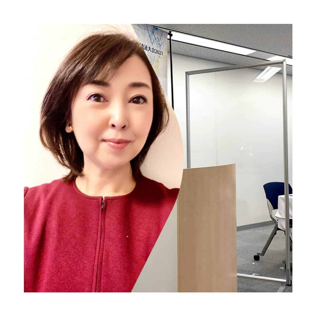 牛窪万里子さんのインスタグラム写真 - (牛窪万里子Instagram)「昨日は「流通大会2021」（オンライン）最終日  3日間の司会も無事に務めることが出来ました  今回の仕事は前職の上司からのご依頼でご縁に心から感謝しています  最終日のテーマは「新たな流通環境における事業革新とD X」  スマートショッピングカートによる買い物体験の変化や、AIカメラによる顧客の行動分析、購買率の把握など、コロナ禍で生まれたニューノーマルの興味深い内容を学ぶことが出来ました  #アナウンサー #元NHKキャスター #女子アナ  #女子アナウンサー」2月6日 17時25分 - mariko_ushikubo