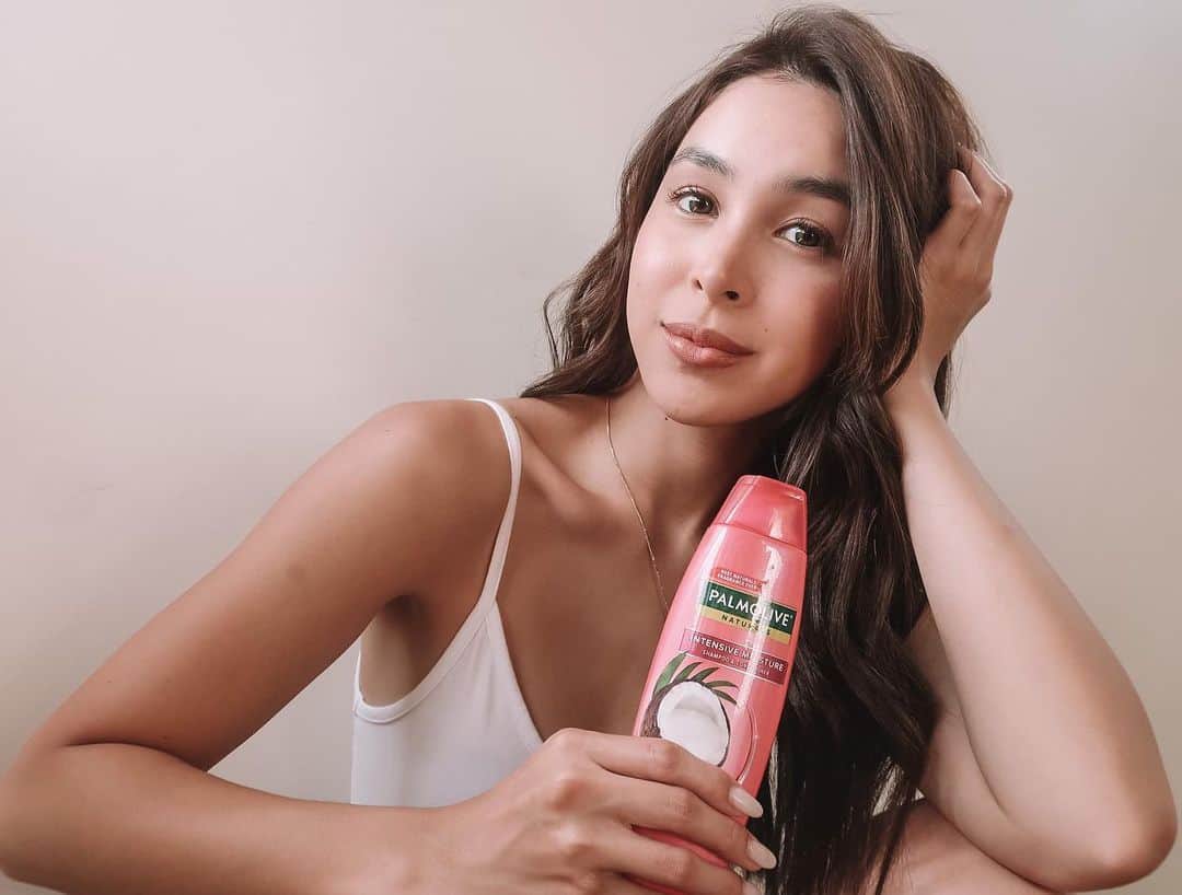 ジュリア バレットのインスタグラム：「Embracing a positive mindset this 2021, starting off with how I take care of myself. Nothing beats that natural care, lalo na with that #BonggangBongangHairBounce! This year, feel great about yourself when you’ve got @PalmolivePH Naturals Intensive Moisture with 100% natural coconut cream extract that keeps your hair soft and smooth 💖」