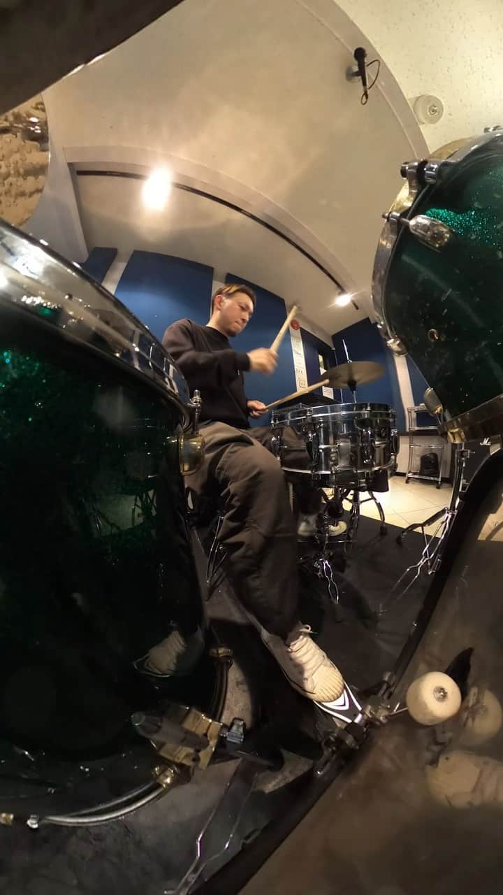 安床武士のインスタグラム：「🎥 #gopromax . @goprojp  My best hobby!!  久々にドラム！特に何も決めずに適当に。  一定から上手くなるにはしっかりした練習が必要だと感じます…けど、やっぱり一番好きな趣味。  そしてGoPro MAXならどんな場所に置いてもいい絵が撮れる👍  このアングルでプロドラマーの人バージョンがみたい！  #goprojp #gopro #drums #hobby #ドラム」