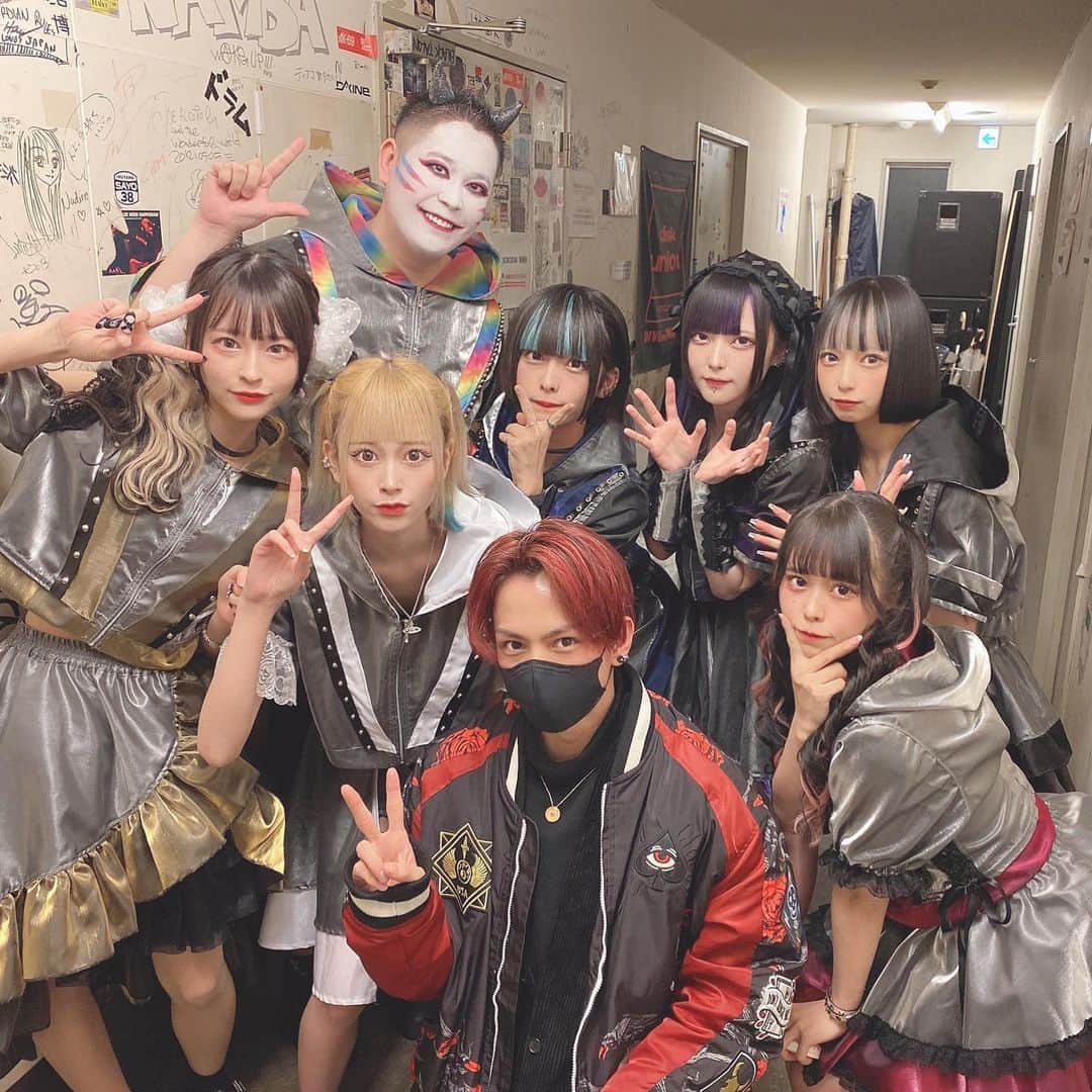たっしーのインスタグラム：「U3先生の立ち位置移動忙しないけど それがめちゃくちゃに好き🚨❕ ＊ #モノクローン #虹色担当 #たっしー #アイドル」