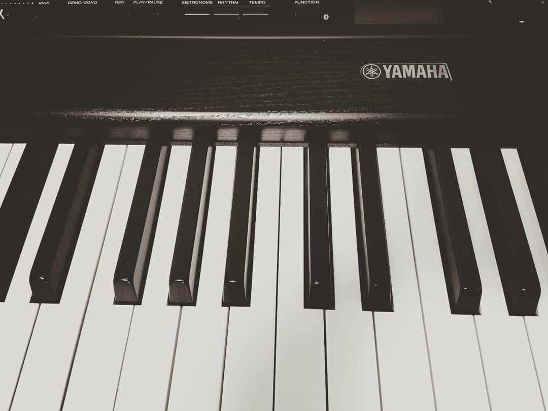 のインスタグラム：「本日はリハーサルでした〜🎤  はちさんのドSっぷりが今日も心地よく😚笑  また新しいハードルを越えるドキドキを今味わっております。 着地は失敗するかも知れないけど、それでも飛ばなきゃ超えられない。 だから頑張る。  頑張れる目標がある事を幸せに感じつつ、ひたすらに練習...  さぁ、出来るだろうか。  本番まであと一週間💪  こえ〜よぉ〜（本音）  ​【マンスリー配信企画】第三弾 ​Happy Valentine "with" Eiko Matsumoto♡  2020年12月から３ヶ月連続で都内某Barから配信でお届けするスペシャル企画♪ 第３弾のラストは松本英子と過ごすHappy Valentine♡ ​ 日程：2021年 ２月 14日（日） 時間：19:00スタート 場所：都内某Barより生配信 チケット: 2,500円(税込)〜 +手数料  ​ Zaikoにて販売中 https://streaming.zaiko.io/_item/335450　　　　 ​ 出演: 松本英子(Vo.)　長谷川久美子(Pf.)　 ​ ※アーカイブ期間は、無料で３日間。プラス600円で１４日間に延長が可能です。 ​」