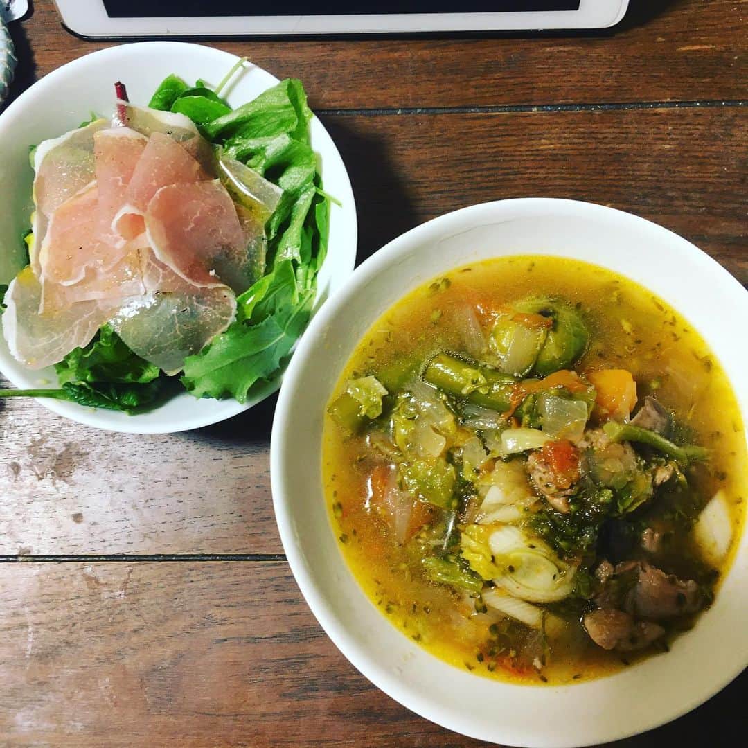 雪見ほのかのインスタグラム：「グルテンアレルギーを克服し、すっかり自炊をさぼりUberでラーメンばっかり食べてた悪い子ちゃんに成り下がった私でしたが、 今月からは身体作りのためにちゃんと健康に気を使った料理をしていこうと決めました！ これは先日のディナー。 鶏肉と野菜をたっぷりことこと煮込んだスープに生ハムサラダです🥗 これからはダイエット料理研究家目指して頑張っていきますので、ヘルシーレシピに詳しい方、どんどん絡んで頂きたいです！ よろしくお願いします✨ …… …… #dinner #だいえっと #だいえっと仲間募集中 #ダイエット #自炊 #おうちごはん」