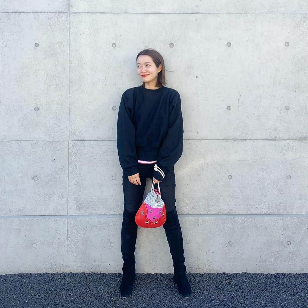 猪鼻ちひろのインスタグラム：「🖤🤍🖤🤍🖤🤍 あったかいの幸せ〜 ニーハイブーツを久々に履きたい日。 おニューのスウェットに ちらりとボーダー合わせて 派手なバッグ❣️ #ちひろのお洋服」